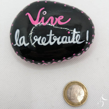 Galet noir avec écriture rose et blanche "Vive la retraite"