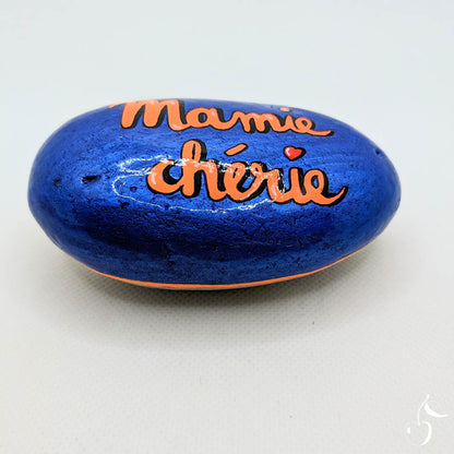 Galet bleu métallisé avec écriture orange "Mamie chérie"