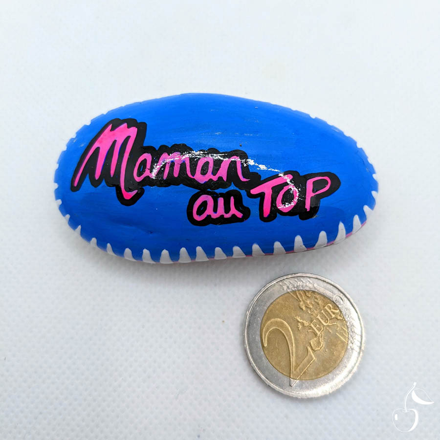 Galet bleu et rose avec écrit dans son centre "Maman au TOP"