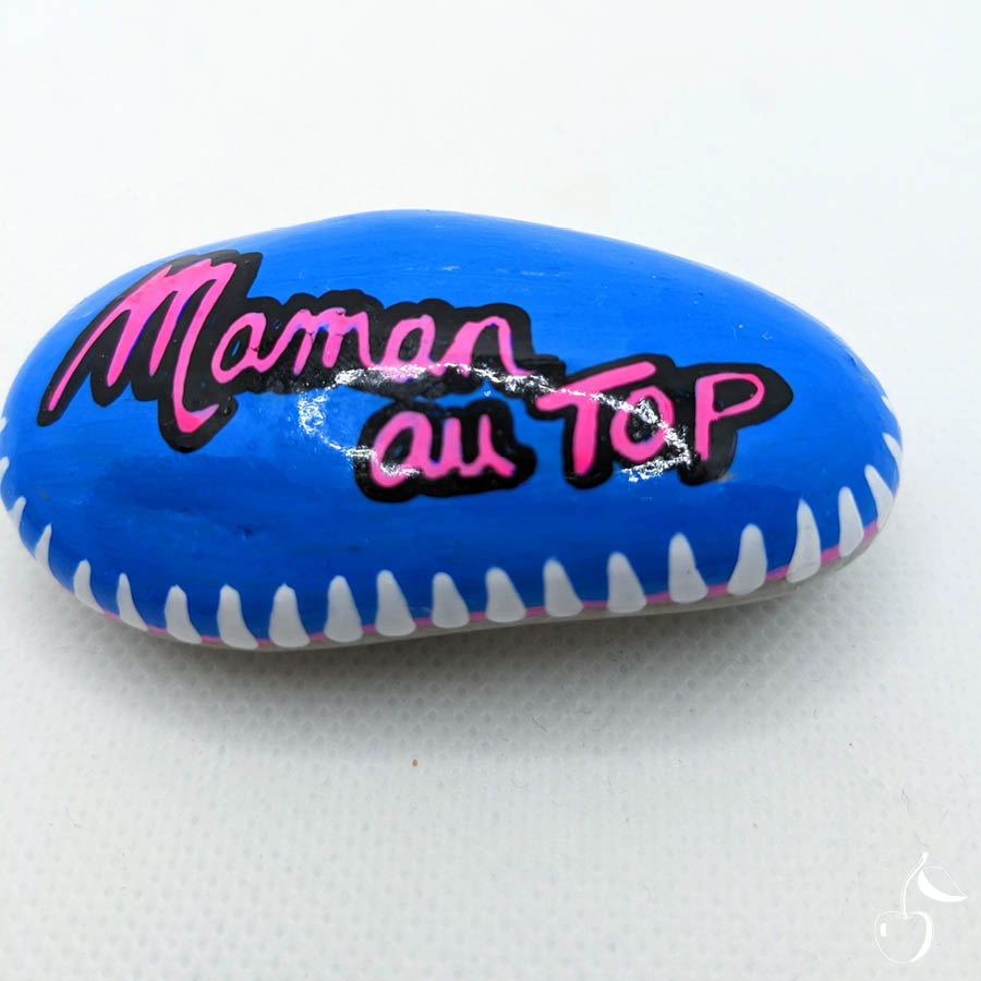 Galet bleu et rose avec écrit dans son centre "Maman au TOP"