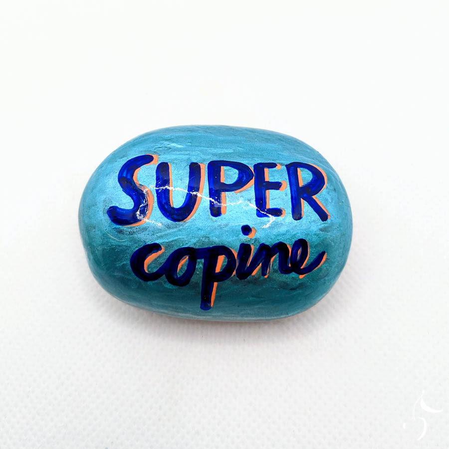 Galet "Super Copine" turquoise métallisé avec écriture en bleu