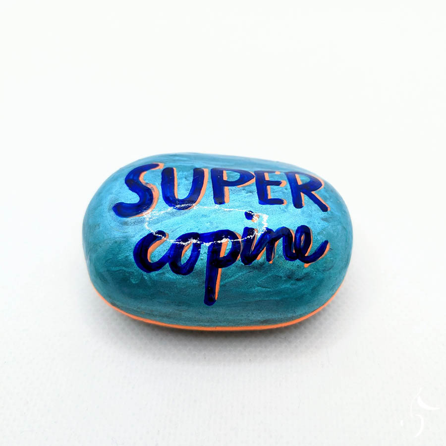 Galet "Super Copine" turquoise métallisé avec écriture en bleu