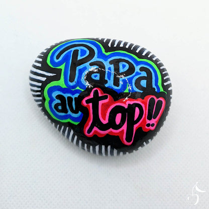 Galet au style pop-art avec bulle au centre "Papa au top" Idée cadeau
