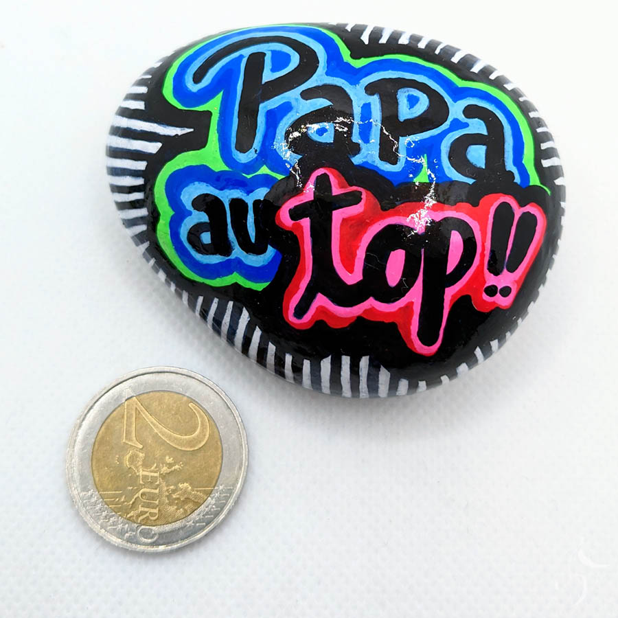Galet au style pop-art avec bulle au centre "Papa au top" Idée cadeau