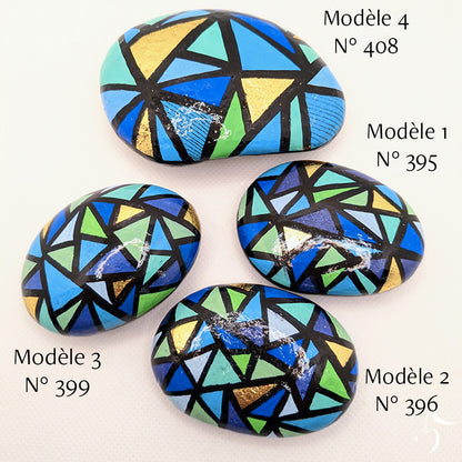 Galets peint avec des triangles bleu/turquoise et dorée