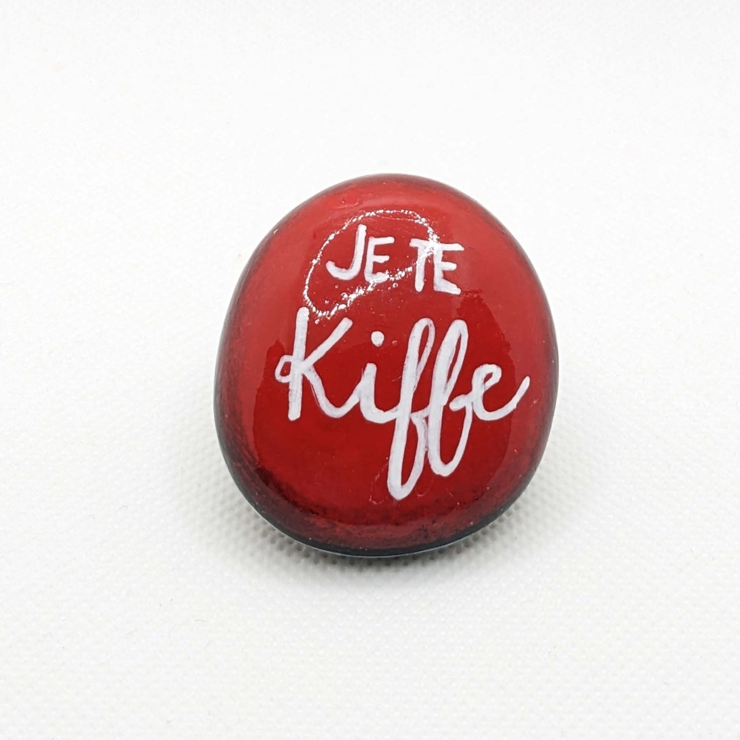 Petit galet rouge de la collection Saint Valentin, avec inscription en blanc 'je te kiffe". 