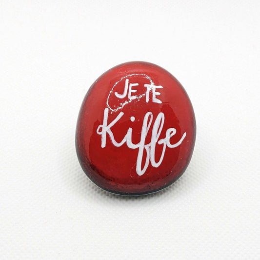 Petit galet rouge de la collection Saint Valentin, avec inscription en blanc 'je te kiffe". 