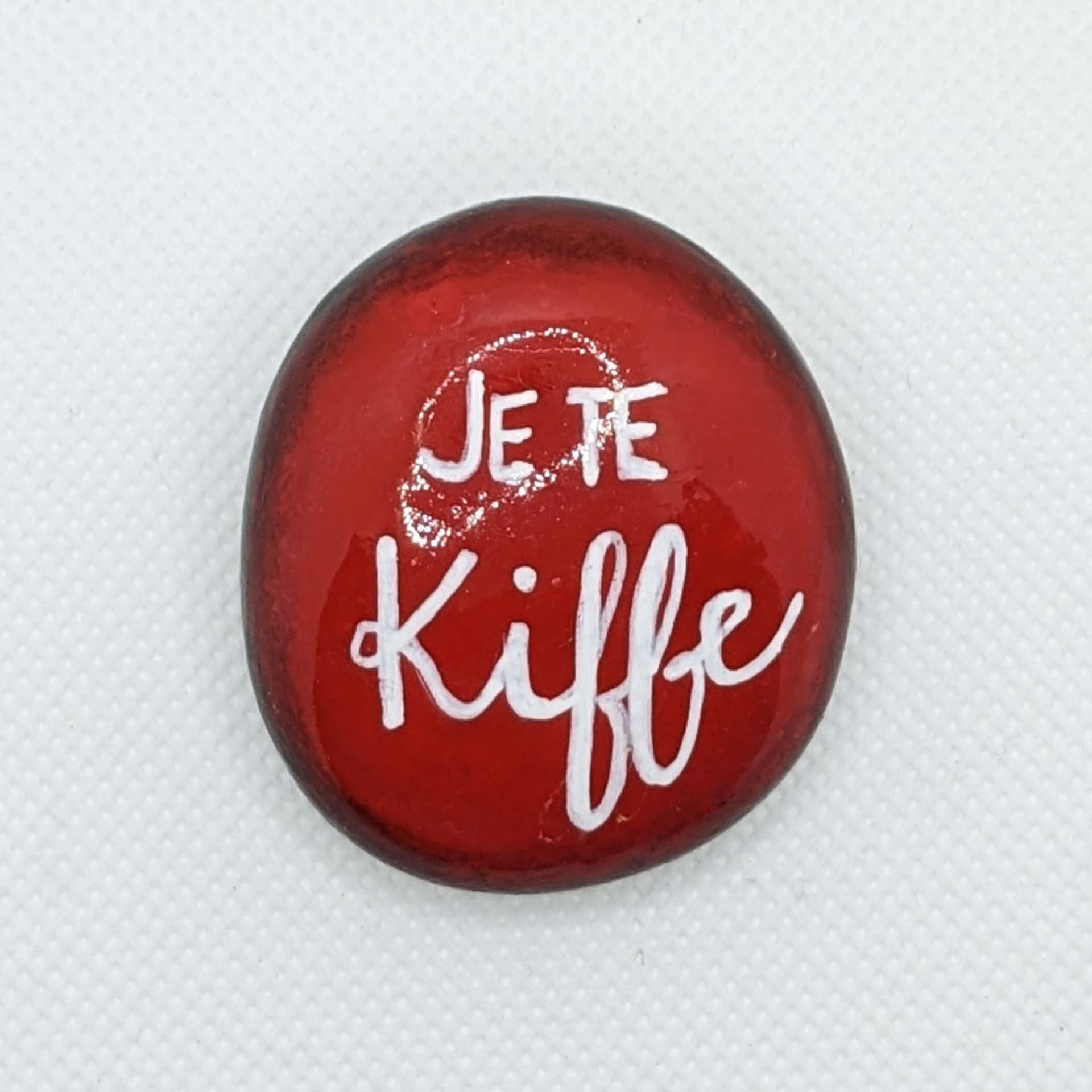 Petit galet rouge de la collection Saint Valentin, avec inscription en blanc 'je te kiffe". 