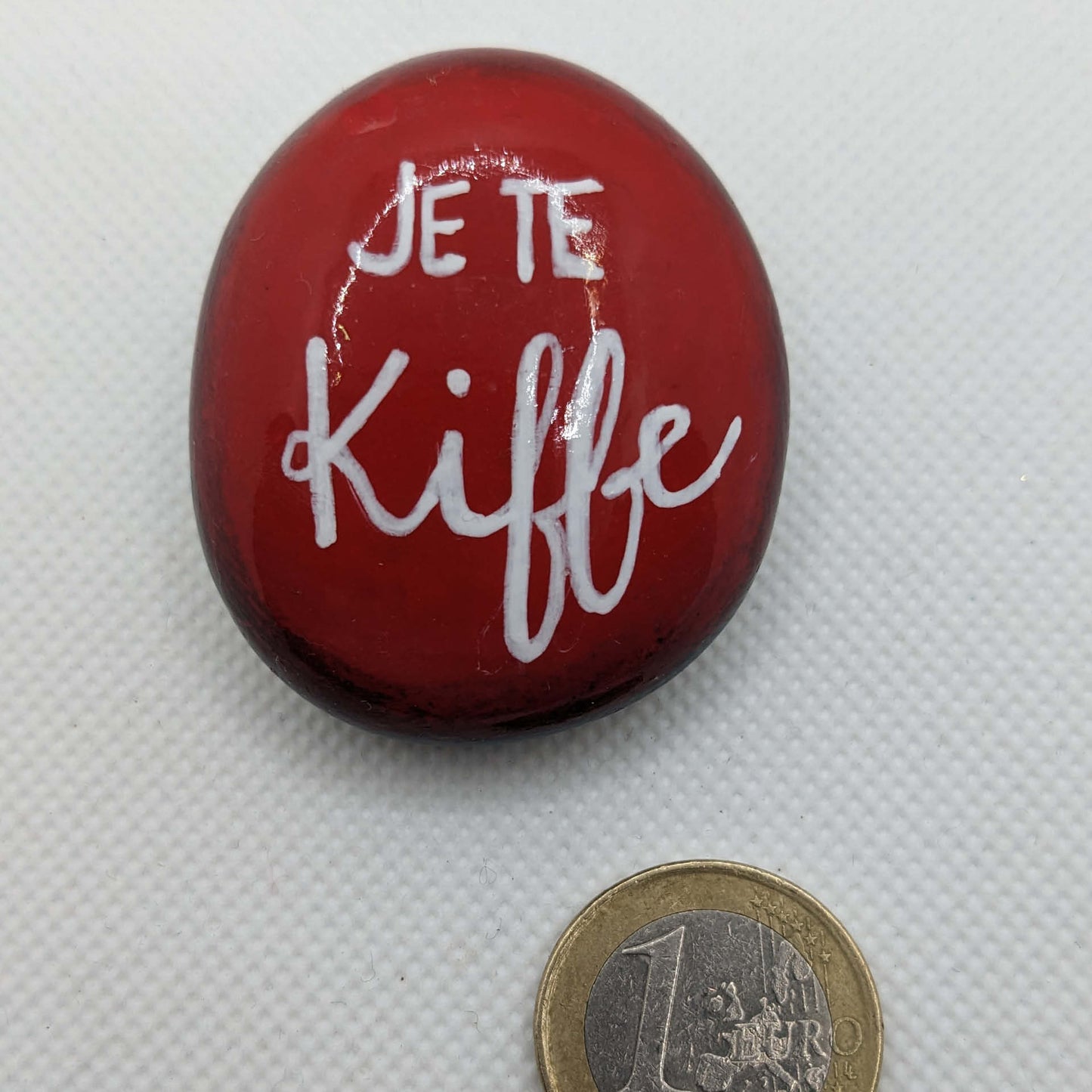 Petit galet rouge de la collection Saint Valentin, avec inscription en blanc 'je te kiffe". 