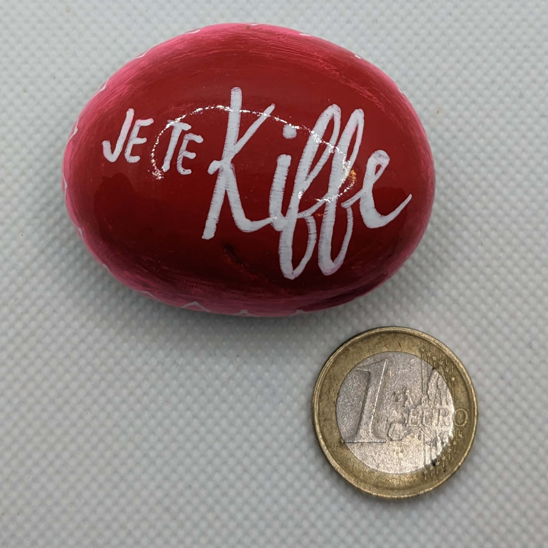 Petit galet rouge de la collection Saint Valentin, avec inscription en blanc 'je te kiffe". 