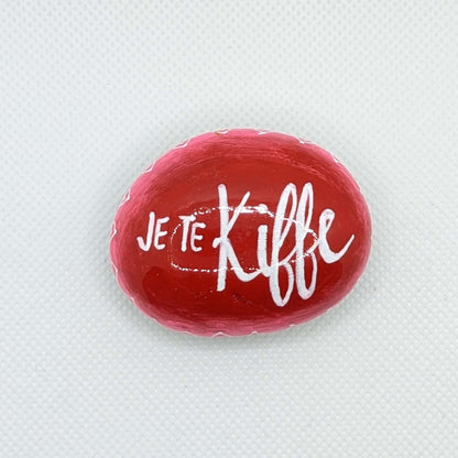 Petit galet rouge de la collection Saint Valentin, avec inscription en blanc 'je te kiffe". 